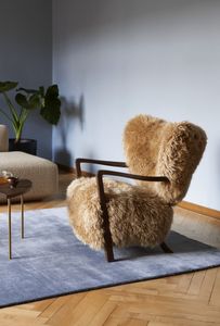 Hovedbilde &tradition Wulff ATD2 Lenestol med Puff Sheepskin Honey/Valnøtt